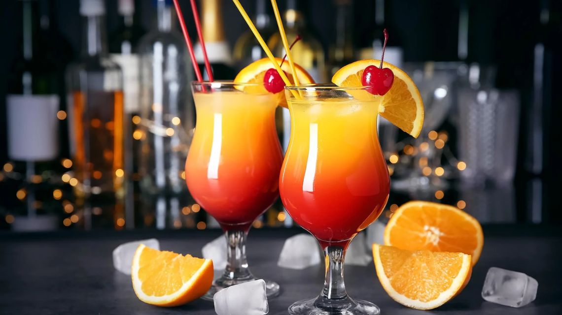ALKOHOLISCHE COCKTAILS